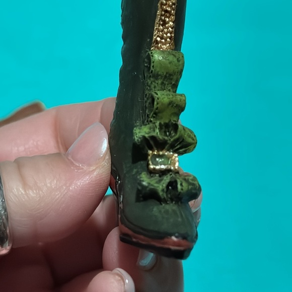 Set of 6 adorable vintage miniature womens’ porcelain or resin (?) boots - Picture 12 of 13